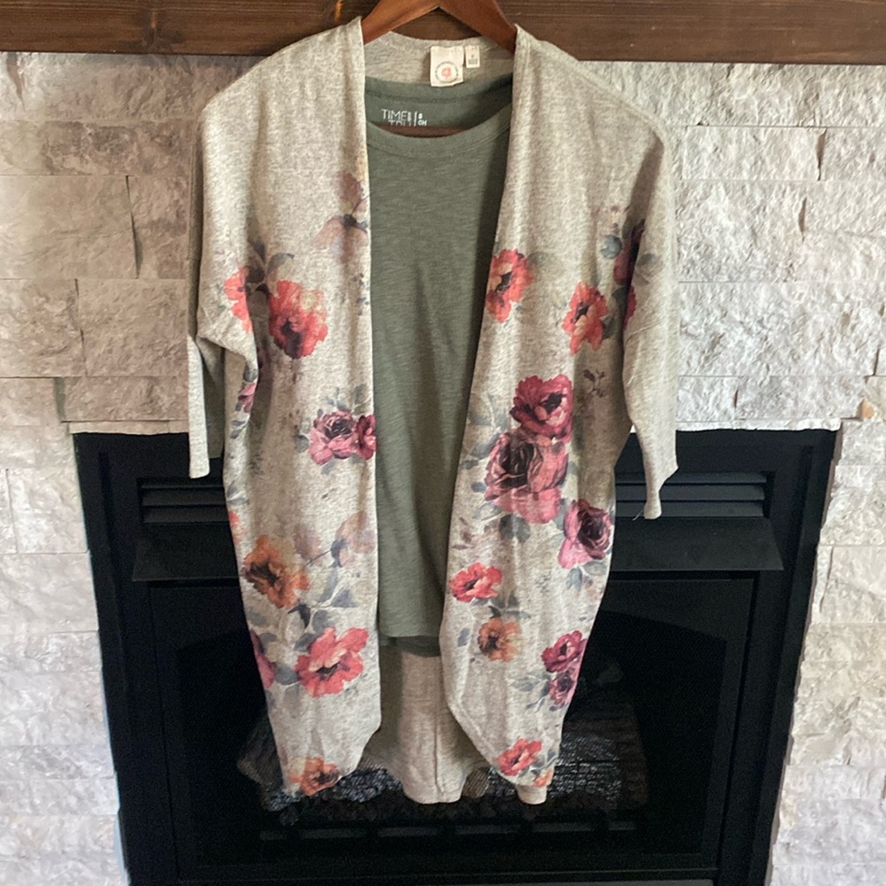 🖤3/$10 Floral cardigan and tank